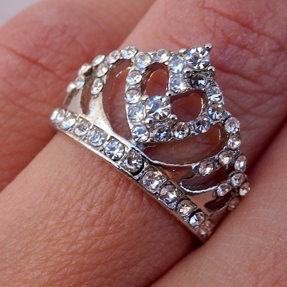 Unbranded Jewelry - Silver and Clear Jewel Queen Crown Ring Size 6